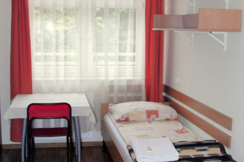 Tourist standard single room with en-suite bathroom