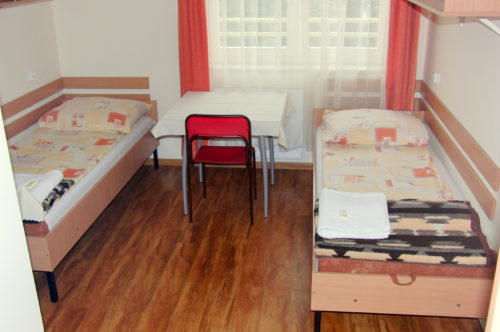 Tourist standard twin room with en-suite bathroom